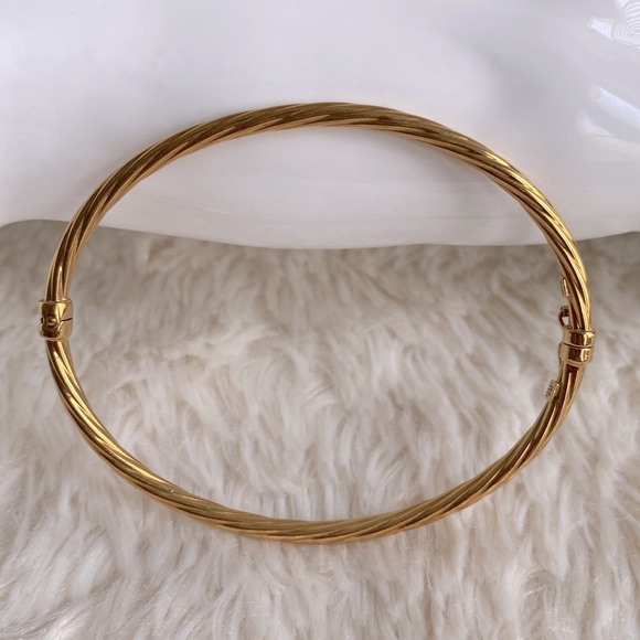 Italy Jewelry - 10K Yellow Solid Gold Twist Hinge Bangle Bracelet